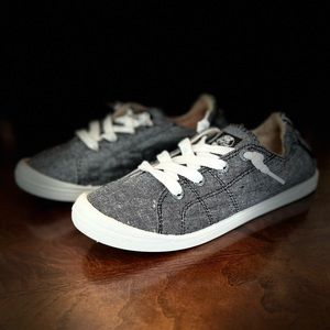 Roxy New Bayshore Slip-in Tennis Shoes Black 7 or 7.5…Read Description Below